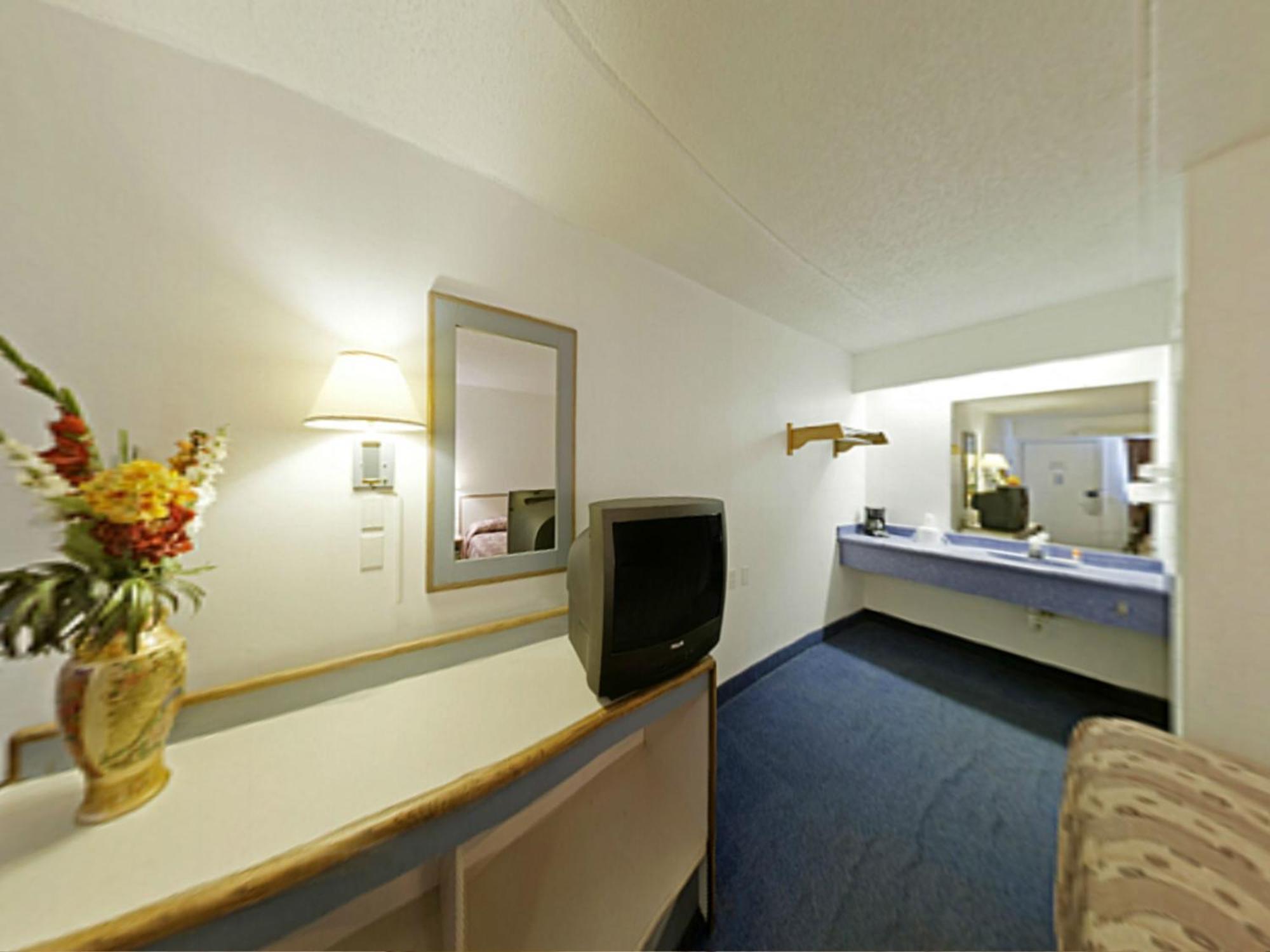Royal Inn Charlotte Bagian luar foto