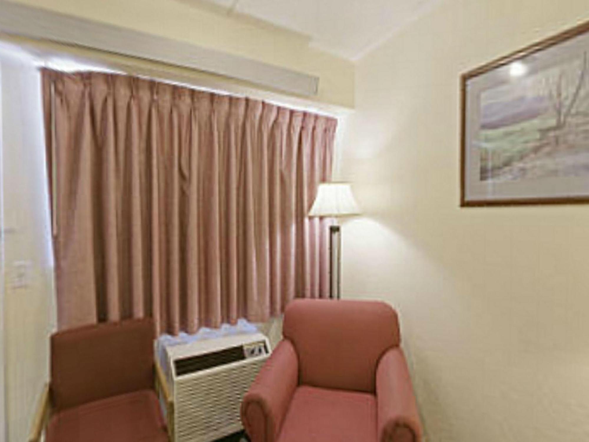 Royal Inn Charlotte Bagian luar foto