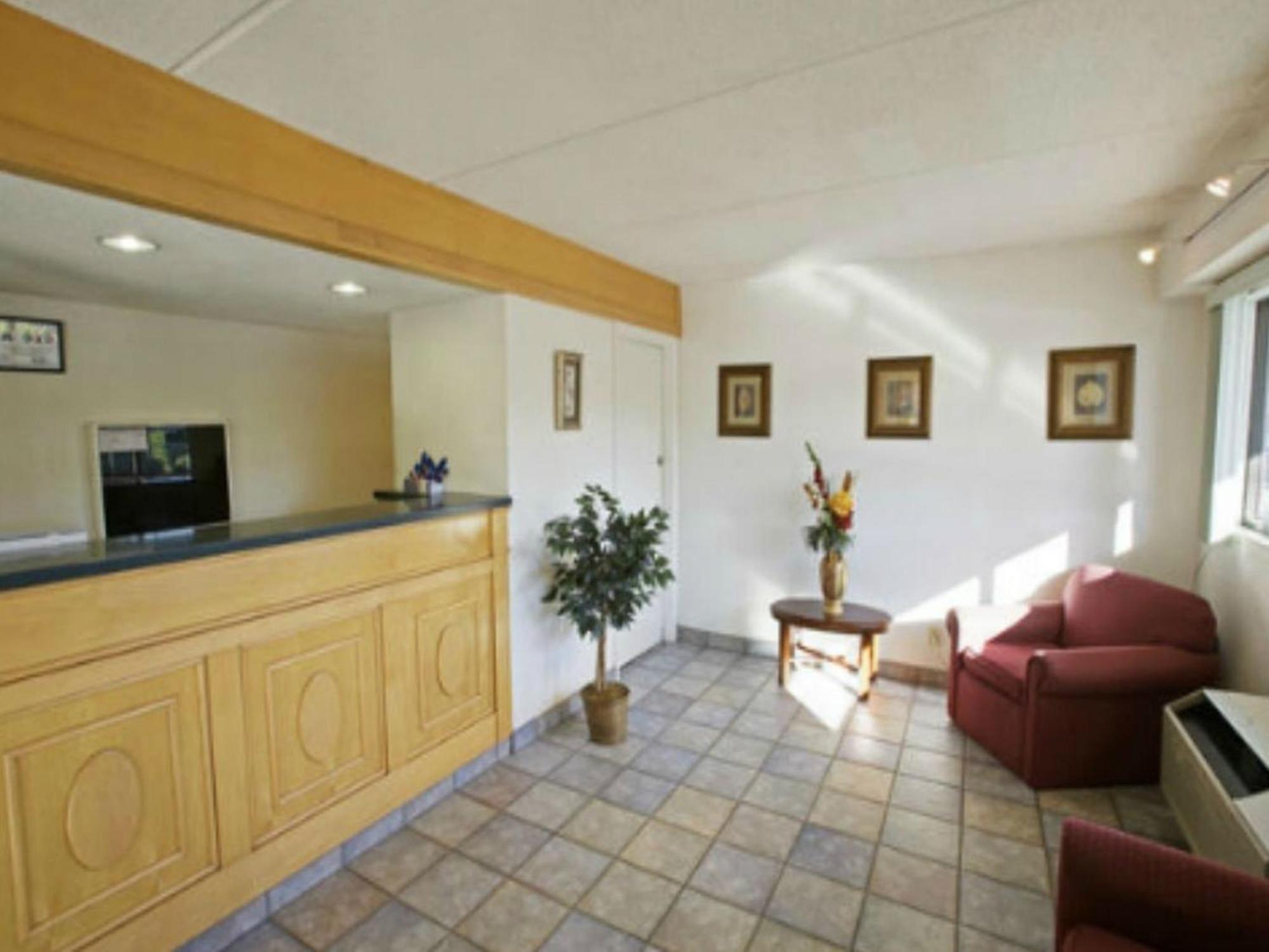 Royal Inn Charlotte Bagian luar foto