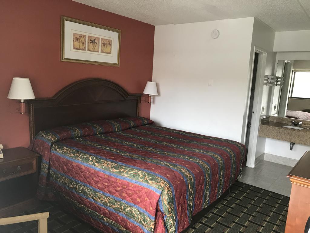Royal Inn Charlotte Bagian luar foto