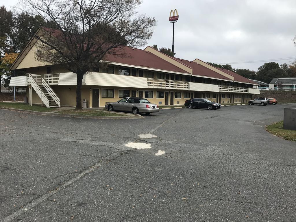 Royal Inn Charlotte Bagian luar foto