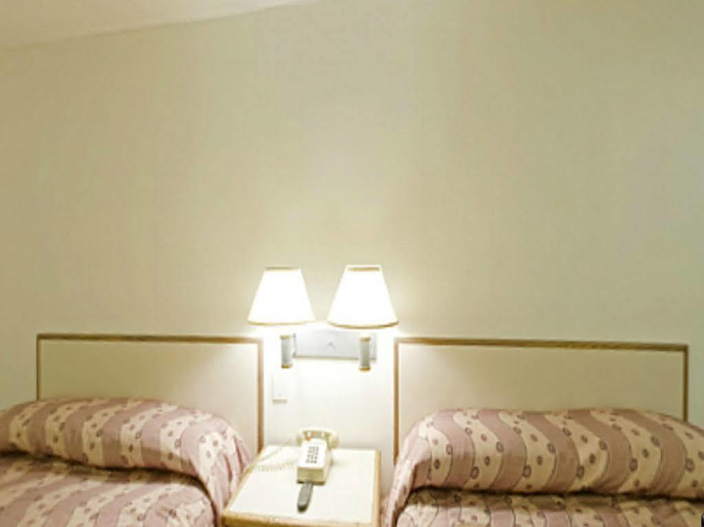 Royal Inn Charlotte Bagian luar foto
