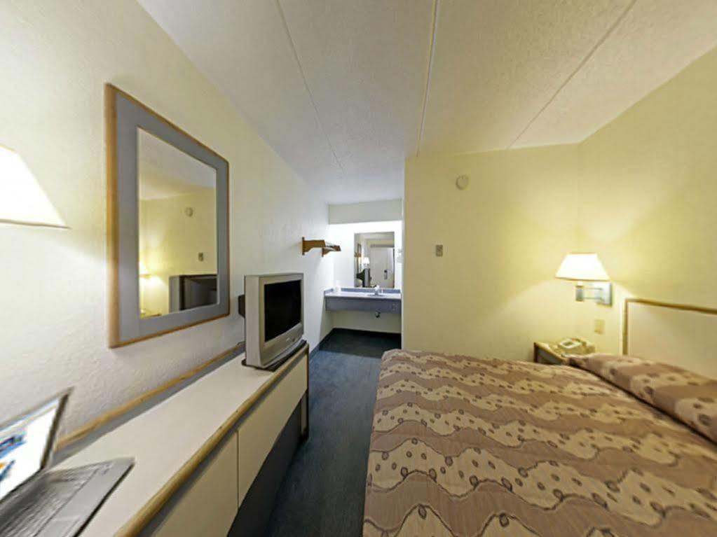 Royal Inn Charlotte Bagian luar foto