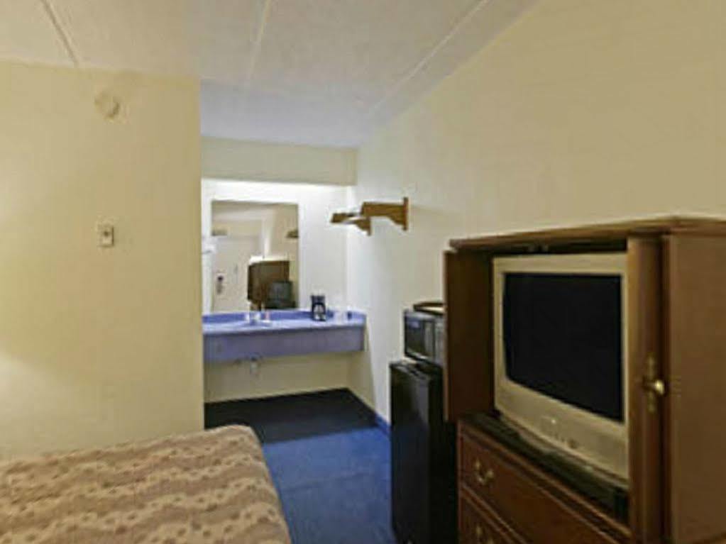Royal Inn Charlotte Bagian luar foto